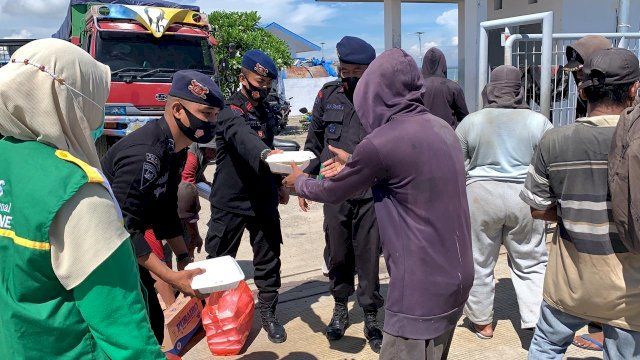 Jumat Berkah, Baznas Dan Batalyon C Brimob Sulsel Bagikan Makanan Ke Pondok Pesantren dan Buruh Kapal