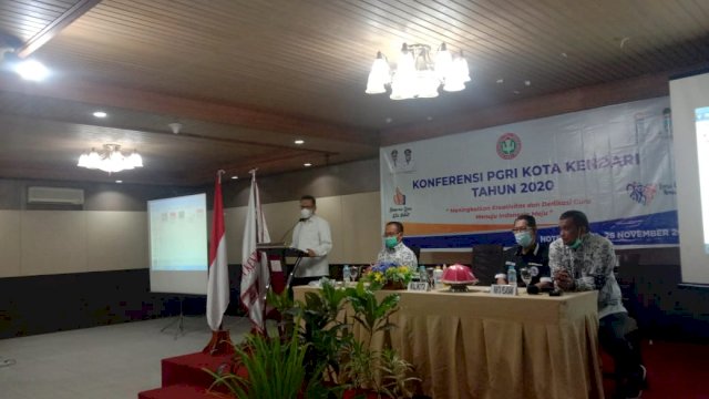 Walikota Kendari Sulkarnain Kadir saat membuka kegiatan Konferensi PGRI Kota Kendari. Foto: istimewa