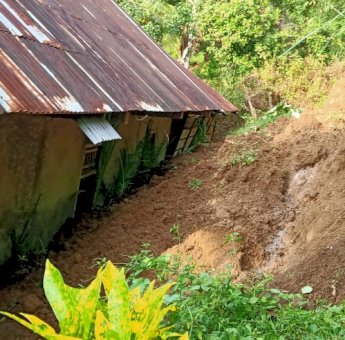 Intensitas Hujan Tinggi, Rumah Warga di Sinjai Tertimpa Longsor