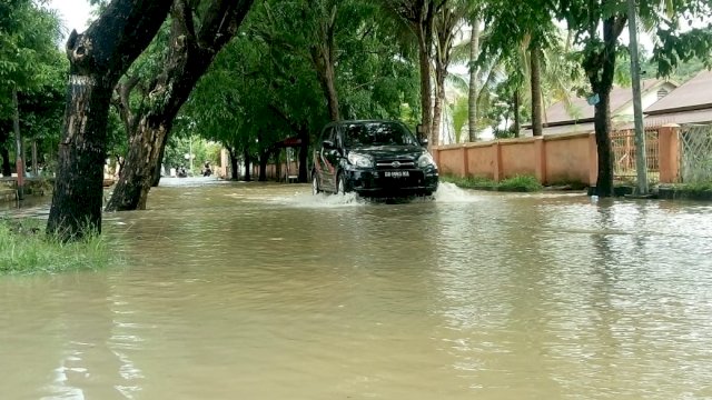 Diguyur Hujan, Sejumlah Ruas Jalan di Sinjai Tergenang Air