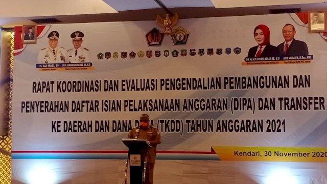 Gubernur Sultra Ali Mazi saat memberi sambutan dalam acara penyerahan DIPA dan TKDD TA 2021 ke Satker dan Bupati/Walikota se-Sultra. Foto: Istimewa