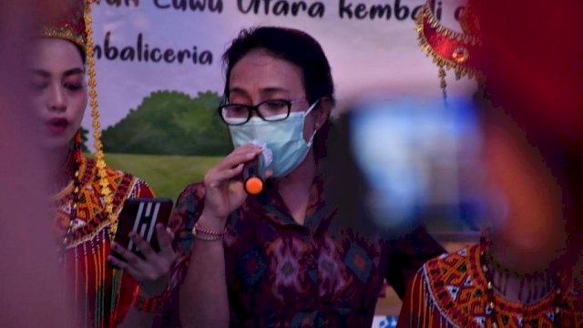 Menteri Pemberdayaan Perempuan dan Perlindungan Anak (PPPA), Bintang Puspayoga saat penyintas banjir bandang, di Ruang Serbaguna Ramah Anak (Rusera).