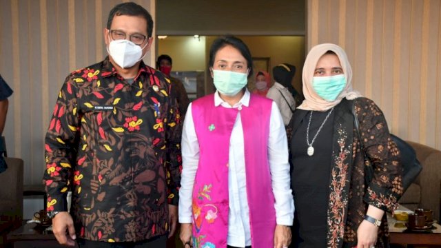 Menteri PPPA I Gusti Ayu Bintang Darmawati foto bersama dengan Pjs Bupati Lutra Iqbal Suhaeb