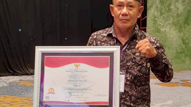 Sekcam Sukamaju Selatan, Umar Cekka, saat mewakili almarhum menerima penghargaan Top 30