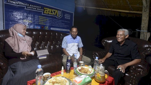 Calon Bupati Luwu Utara Indah Putri Indriani, berbincang dengan Anggota DPRD Luwu Utara Jabir Budala (tengah) dan Pendeta Desa Salulemo Daniel Sumbong (kemeja hitam),usai bersulaturahmi dengan masyarakat Dusun Padang Lamban Desa Salulemo. Selasa (13/11/2020)