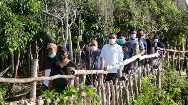 Gubernur Sulawesi Selatan (Sulsel), Prof HM Nurdin Abdullah saat meninjau langsung progres pembangunan Titik Nol dan Pedestrian Kawasan Wisata Bira. Didampingi&nbsp;Bupati Bulukumba, CEO Media Grup, Menejer PT Accor Indonesia.