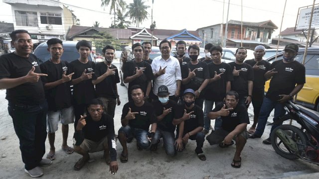 Calon wakil bupati Luwu Utara, Suaib Mansur (kemeja putih) foto bareng dengan komunitas Avanza Xenia Luwu Utara Club (AXLUC). Kamis (12/11/2020)