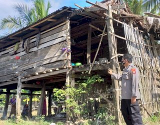 Miris! Seorang Nenek di Ponre Kabupaten Bone Tinggal di Gubuk Tanpa Listrik