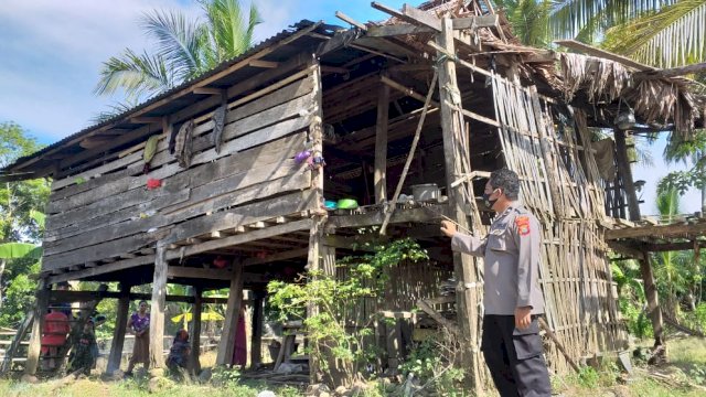 Kapospol Bakungnge Aipda Andi Tawakkal, mengunjungi rumah Nenek Sitti, Jumat (13/11/2020).