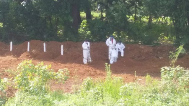 Suasana pemakaman di TPU Macanda Kabupaten Gowa