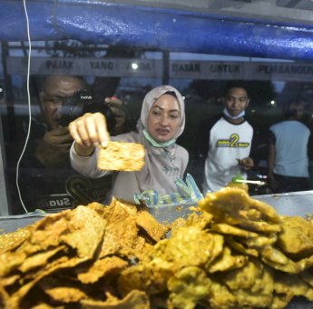 Pilkada Lutra 2020. Sosok IDP Dimata Wulan Penjual Gorengan di Sukamaju