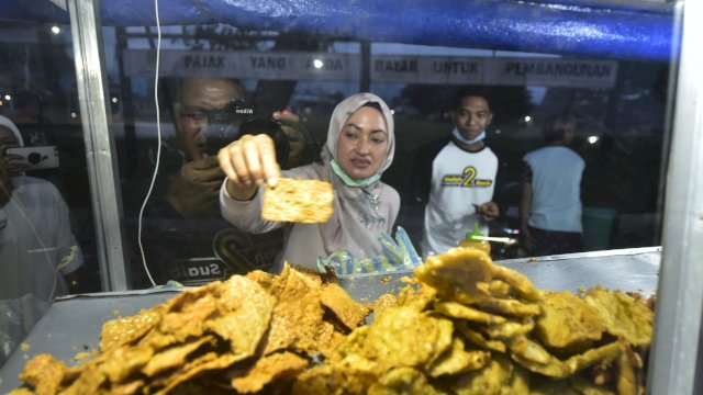 Pilkada Lutra 2020. Sosok IDP Dimata Wulan Penjual Gorengan di Sukamaju