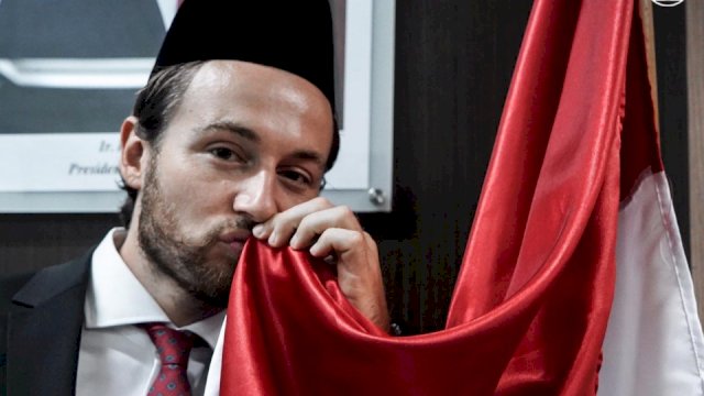 Gelandang tengah Persija Jakarta, Marc Klok saat mencium bendera Indonesia. Klok kini resmi berstatus sebagai WNI. (dok persija)