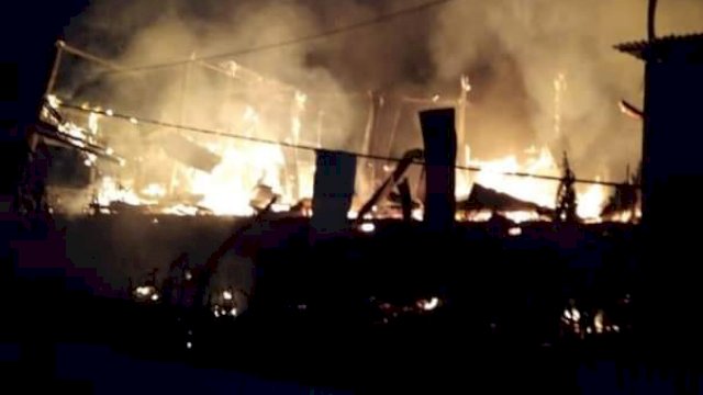Kebakaran Rumah di Desa Lappae, Kecamatan Tellu Siattingnge, Kabupaten Bone, diduga karena kosleting arus pendek, Selasa (08/12/2020) dini hari.