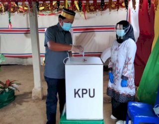 Terapkan Protokol Kesehatan, Andi Kaswadi Mencoblos di TPS 05 Lapajung