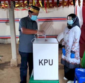 Terapkan Protokol Kesehatan, Andi Kaswadi Mencoblos di TPS 05 Lapajung