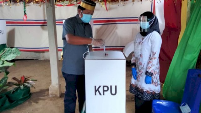 Calon Bupati Soppeng, Andi Kaswadi Razak mencoblos di TPS 05 Kelurahan Lapajung Watansoppeng yang berada didekat kediamannya, Rabu (09/12/2020).