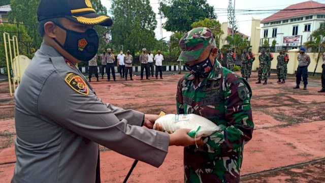 Polres Sinjai Kembali Salurkan Bantuan Sosial Bagi Warga Terdampak Covid-19