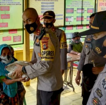 Warga Kurang Mampu di Desa Lompulle Dapat Bantuan Beras Polri