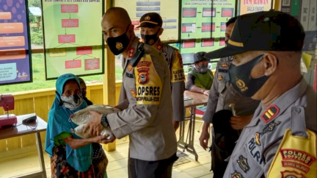 Warga Kurang Mampu di Desa Lompulle Dapat Bantuan Beras Polri
