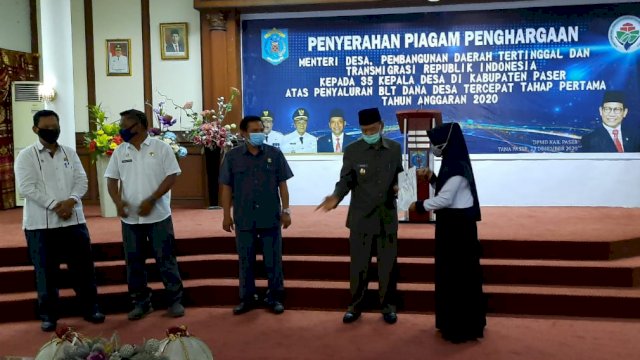 Wakil Bupati Paser Kaharuddin, menyerahkan Piagam penghargaan ke 35 Kades Penyaluran Bantuan BLT Dana Desa Tercepat, Rabu (23/12/2020).