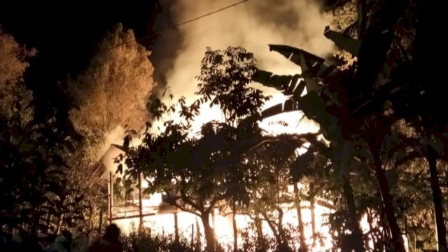 Rumah Warga di Sinjai Dilalap Si Jago Merah, 50 Karung Gabah dan 4 Ekor Kambing Hangus Terbakar