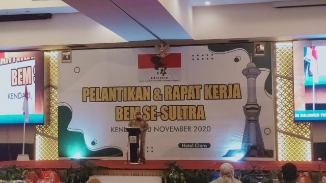 Gubernur Sultra Ali Mazi saat memberi sambutan dalam acara Pelantikan BEM se-Sultra. Foto: istimewa