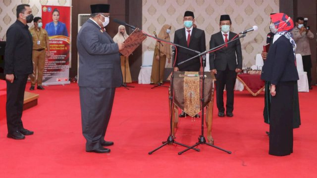 Gubernur Sultra Ali Mazi saat melantik Kepala Perwakilan BPKP Sultra Nani Ulina Kartika Nasution. Foto: Laode Kaharmin/ Kominfo Sultra