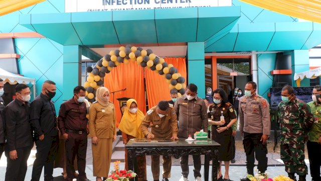 Walikota Kendari Sulkarnain Kadir didampingi Ketua DPRD Kota Kendari Subhan saat meresmikan Gedung Infection Center RSUD Kota Kendari. Foto: istimewa