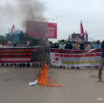 Tolak Hadir di Bumi Anoa, Aliansi Masyarakat Sultra Cinta Damai Bakar Foto Rizieq Shihab di Jalan
