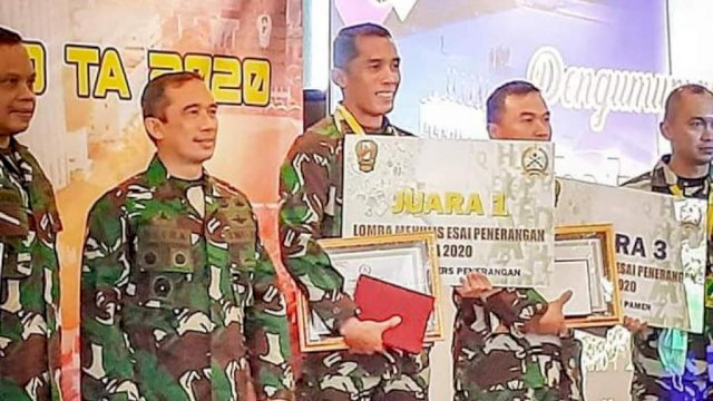 Anggota TNI AD Kodam XIV/Hasanuddin yang mendapatkan juara dalam lomba Karya Jurnalistik
