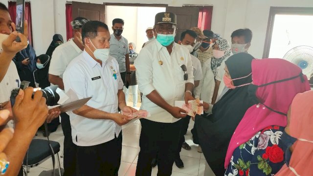 Bupati Buton Tengah Samahuddin (La Ramo), menyerahkan BLT secara simbolis, di Lakudo, Rabu (02/11/2020).