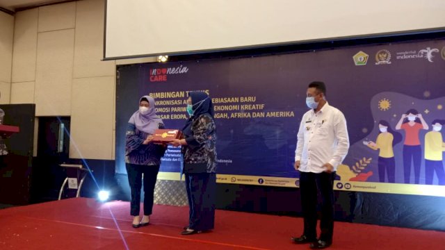 Anggota DPR RI Komisi X Tina Nur Alam dalam acara Sinkronisasi Adaptasi Kebiasaan Baru Promosi Pariwisata dan Ekonomi Kreatif di Pasar Eropa, Timur, Tengah, Afrika dan Amerika di Claro Hotel Kendari. Foto: istimewa