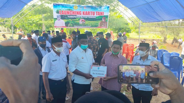 Bupati Buteng Salurkan Bantuan Perahu Nelayan, Kartu Tani dan Pembangunan Masjid