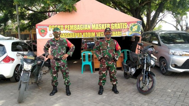 Babinsa Koramil 1417-10/Kota Kodim 1417/Kendari Sertu Asri Bubu dan Serda Firmansyah. Foto: istimewa