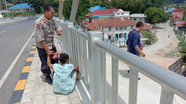 Wanita berinisial AY yang mencoba bunuh diri dengan cara akan melompat dari JTK. Foto: istimewa