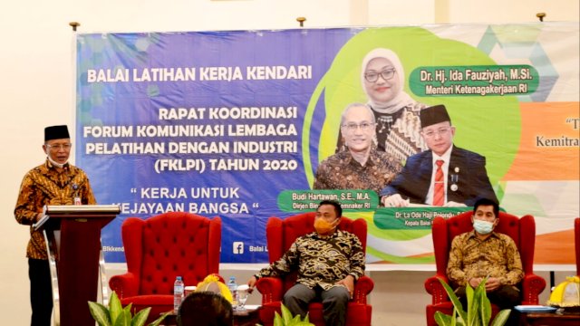 Kepala BLK Kendari La Ode Haji Polondu saat memberi sambutan dalam rapat koordinasi bersama para pelaku industri. Foto: Humas BLK Kota Kendari