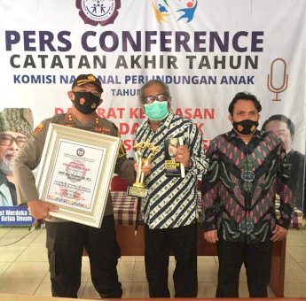 Kapolres Sinjai Dapat Tiga Penghargaan Polis Selebriti Award 2020 Dari Komnas PA