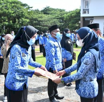 Serahkan 150 SK CPNS, Indah : Pelayanan Harus Semakin Baik