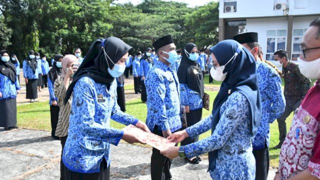 Serahkan 150 SK CPNS, Indah : Pelayanan Harus Semakin Baik