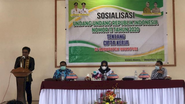 Kadis Kominfo Sultra Ridwan Badallah saat membawakan sambutan mewakili Gubernur Sultra dalam sosialisasi UU No.11 tahun 2020 tentang Cipta Kerja di Wakatobi. Foto: Setda Wakatobi