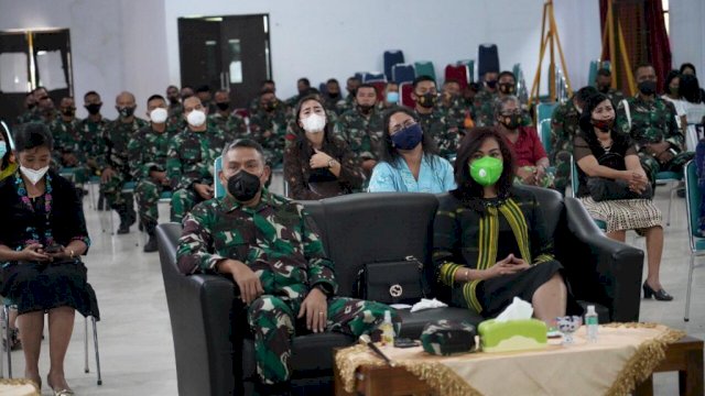 Korem 143/HO beserta satuan jajaran saat melaksanakan kegiatan ibadah perayaan Natal di Aula Sudirman Korem 143/HO. Foto: istimewa