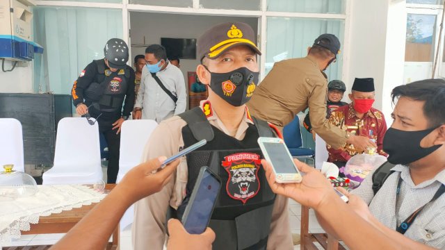 Kapolres Baubau AKBP Rio Tangkari, diwawancarai awak media usai memimpin Apel Pergeser Pasukan di Halaman Kantor Bupati Buton Tengah, Sabtu (19/12/2020). Foto: Dzabur Al-Butuni