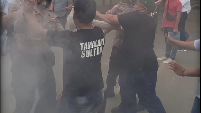 PAK saat gelar unjuk rasa di depan Polres Konawe. Foto: istimewa