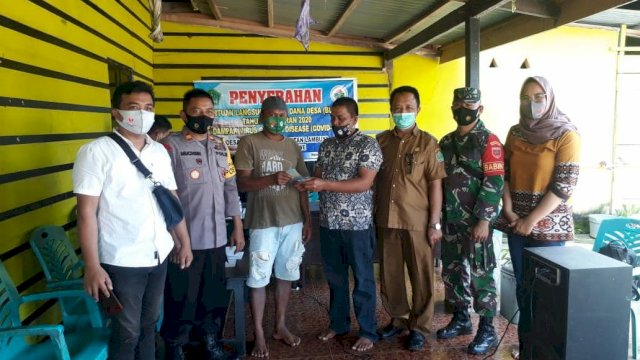 Babinsa Koramil 03/ Lambuya Serda Faizal saat melaksanakan pendampingan serta pengamanan penyaluran BLT DD Tahap Terakhir. Foto: istimewa