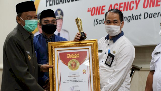 Serah terima 2 Piagam penghargaan Inovasi Daerah yang diberikan langsung oleh Wakil Bupati Paser Kaharuddin, didampingi oleh Sekda Katsul Wijaya dan Anggota DPRD Paser Edwin Santoso, Rabu (23/12/2012).