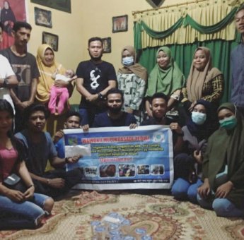 Wawonii Mepokoasade Menyerahkan Hasil Donasi Bantu Balita yang Terkena Penyakit Benjolan Di Wajah