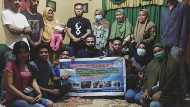 Perwakilan dari Organisasi daerah Wawonii Mepokoasade menyerahkan hasil penggalangan dana. Foto: istimewa