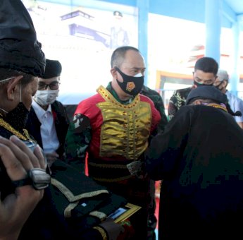 Terikat Sejarah Leluhur di Buton, Mayjen TNI Andi Sumangerukka Dianugerahi Gelar “Laode Lakina Umane Lipu”