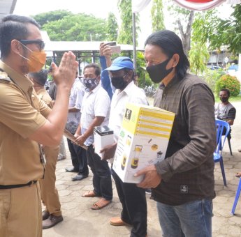 Kelompok Nelayan Terima Bantuan dari Bupati Sinjai